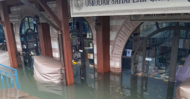 Üsküdar Sahaflar Çarşısı nı su bastı: Yüzlerce kitap çöpe gitti