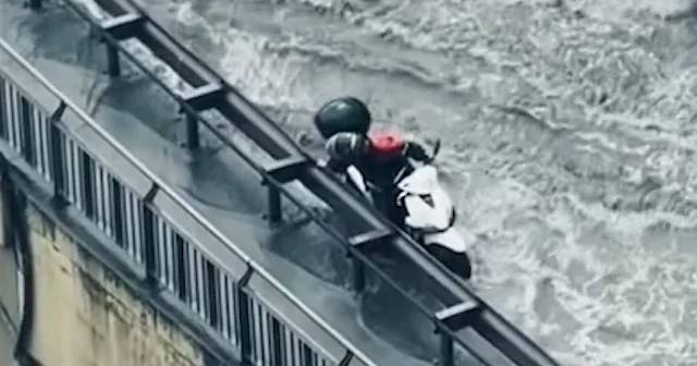 İstanbul daki sağanak motosiklet sürücülerinin kabusu oldu: Bariyerlere tutunarak yağmurun dinmesini beklediler VİDEO İZLE