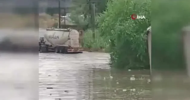 Kocaeli yi sağanak vurdu: Araçlar mahsur kaldı