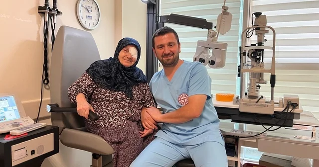 Gözlerine ışığı bu kez doktor torunu verdi Katarakt hastası anneanne ameliyatla sağlığına kavuştu Samsun Haberleri Habertürk Yerel Haberler