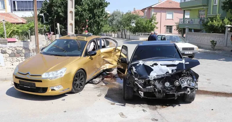 Çarpıştığı kazada 3 kişi yaralandı: Kaza anı kameraya yansıdı