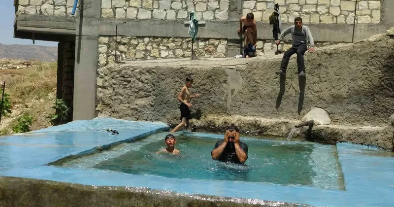 Batman’da sıcaktan bunalan çiftçiler bakın nasıl serinledi