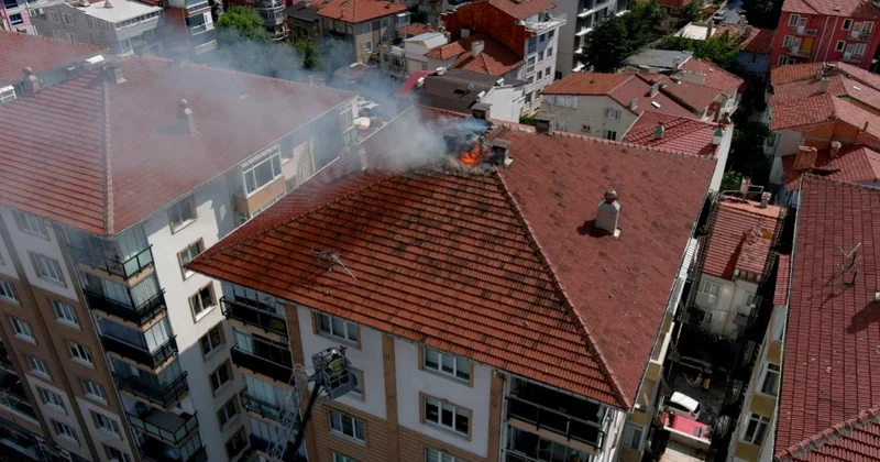 Kütahya da binanın çatısına yıldırım düştü, yangın çıktı