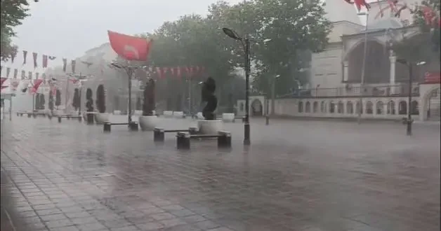 İstanbul sağanak yağmur: Caddeler su içinde kaldı, trafik durdu, pazar esnafı zor anlar yaşadı