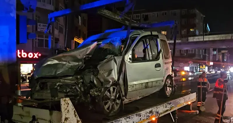 Küçükçekmece’de sürücüsünün makas attığı hafif ticari araç, 2 otomobile çarptı: 2 yaralı
