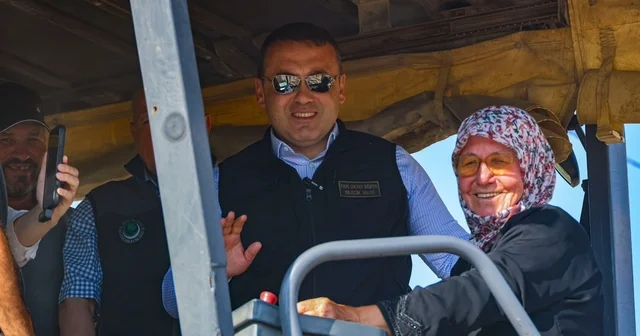 Köyünün sıcak asfaltını 73 yaşındaki Emine teyze döktü Bilecik Valisi Faik Oktay Sözer: Bilecik genelinde geçtiğimiz yıl 78 kilometre sıcak asfalt çalışması yapıldı Bilecik Haberleri Habertürk Yerel Haberler