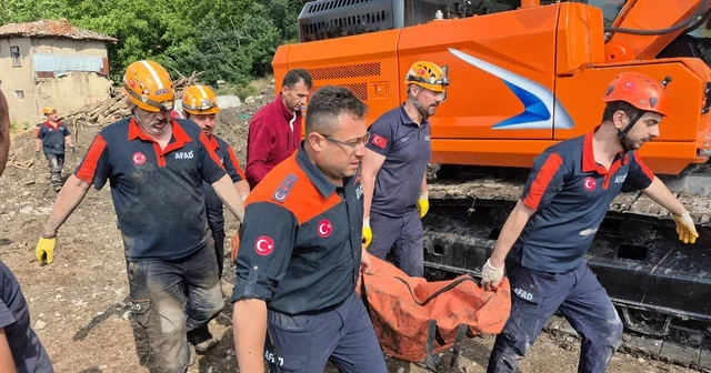 Define ararken toprak altında kalan adamın cenazesi 18 saat sonra çıkarıldı Ekipler cenazeyi çıkarabilmek için 12 metre derinliğe indi Eskişehir Haberleri Habertürk Yerel Haberler