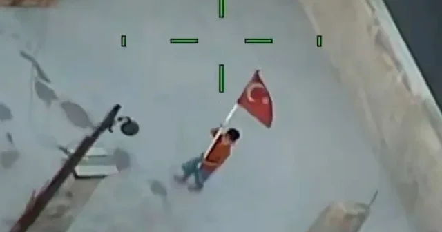 Polis helikopterini Türk bayrağıyla selamladı VİDEO İZLE