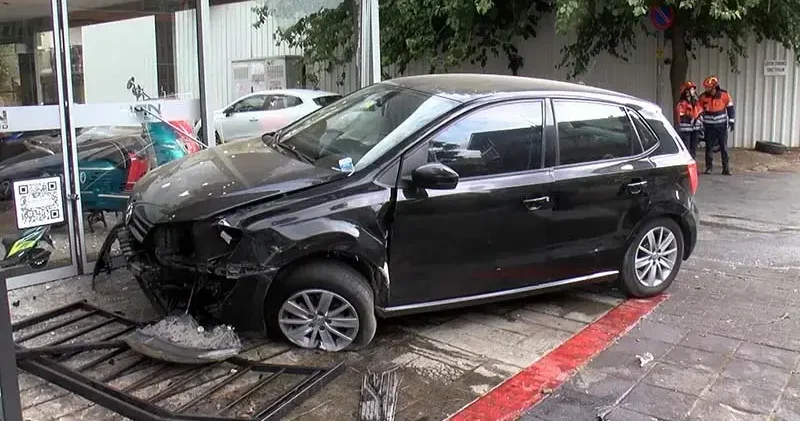 Kadıköy’de sürücüsünün direksiyon hakimiyetini kaybettiği otomobil dükkana girdi