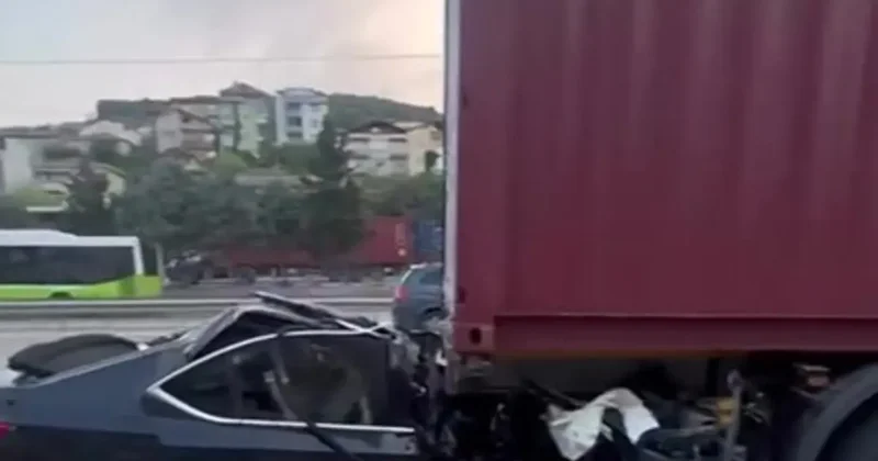 Tıra arkadan çarpan otomobil preslendi: Baba ile oğlu hayatını kaybetti
