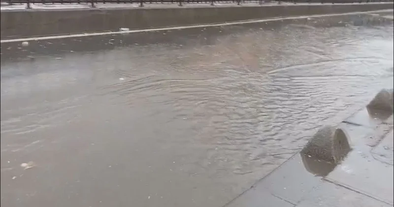 İstanbul a beklenen yağış başladı, yollar dakikalar içinde göle döndü
