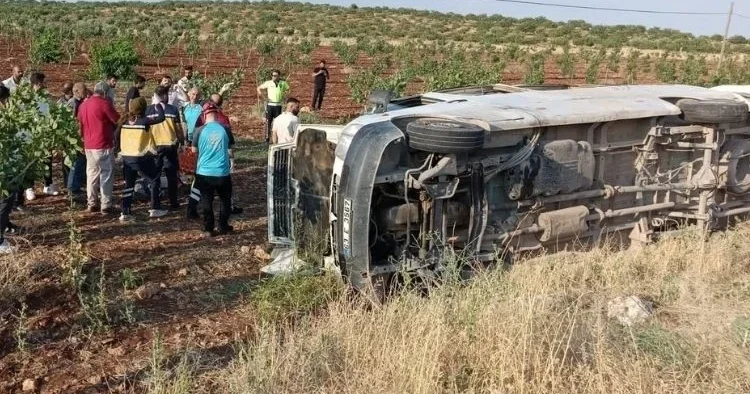 Tarım işlerini taşıyan araçlar devrildi... Onlarca yaralı var