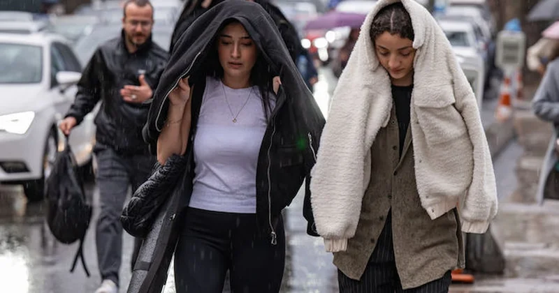 Kara bulutlar İstanbul a ulaştı! Valilik ve AKOM peş peşe uyarı yaptı Sözcü Gazetesi