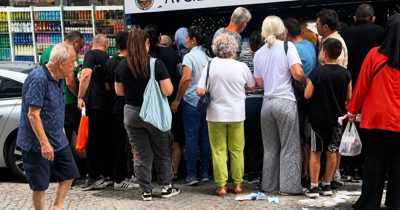 Avcılar da vatandaşlar çöpe atılan cep telefonu kılıflarını almak için sıraya girdi