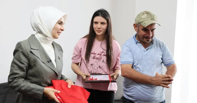 Engelli kardeşlerine ömrünü adayan Çilem e ev tapusu teslim edildi Erzincan Haberleri Habertürk Yerel Haberler