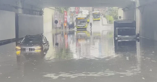 İstanbul sağanak yağmur: Caddeler göle döndü araçlar suya gömüldü VİDEO İZLE