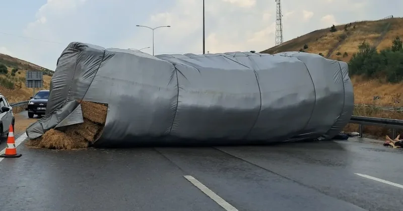 Balıkesir’de saman yüklü tır devrildi, otoyol trafiğe kapandı