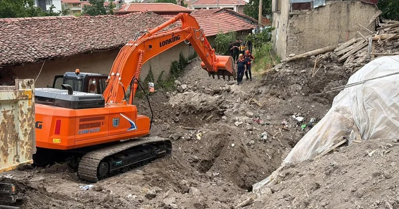 Define ararken toprak altında kaldı