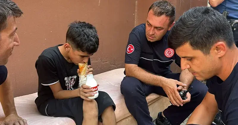 Alevlerden sonra gelen şefkat; itfaiye erleri 13 yaşındaki çocuğu yalnız bırakmadı