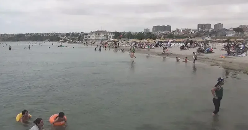 Silivri de hafta sonu plaj yoğunluğu; rüzgara rağmen denize girdiler