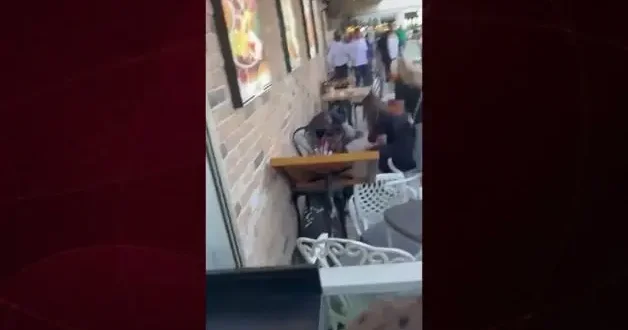 AVM’de kadına silahlı saldırı: Kanlar içinde yere yığıldı