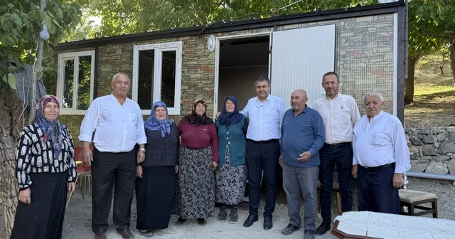 Gediz Belediyesi mağdur vatandaşların yanında Emine Ok isimli vatandaş için temin edilen konteyner ev, Belediye Başkanı Necdet Akel tarafından bizzat teslim edildi Kütahya Haberleri Habertürk Yerel Haberler