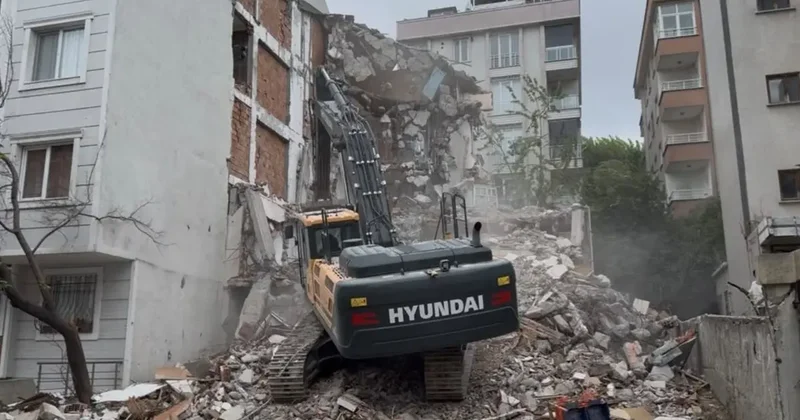 Beylikdüzü nde kontrollü yıkım sırasında, bitişikteki binaya hasar verildi: Geldim, banyo yerinde yok