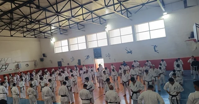 Kütahya Pazarlar da 200 sporcu Kyokushin Kan Türkiye Yaz Gelişim Kampı nda buluştu Türkiye nin dört bir yanından gelen sporcular, uluslararası standartlarda eğitim alıyor Kütahya Haberleri Habertürk Yerel Haberler