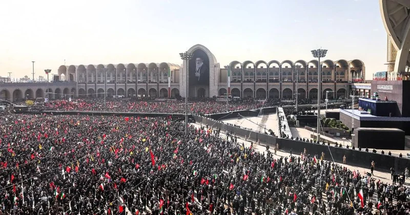 Tahran da Hamaney e son veda: Binlerce kişi Musalla Camisi ne akın etti, gözler Müçteba Hamaney de