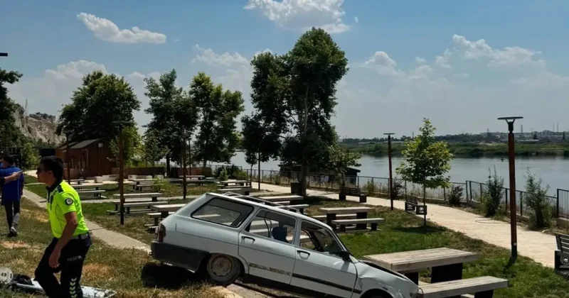 Şanlıurfa da otomobil millet bahçesine uçtu: 1 kişi yaralandı