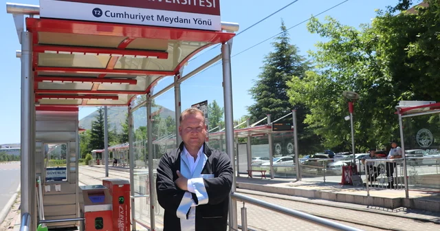 Üniversitedeki durakta görev yaparken öğrencilerden etkilendi; hayali olan gazeteciliği okuyup mezun oldu Kayseri Haberleri Habertürk Yerel Haberler