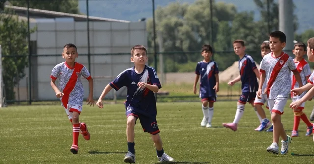 Minikler futbol turnuvasının tek kız oyuncusu takdir topladı Bolu Haberleri Habertürk Yerel Haberler