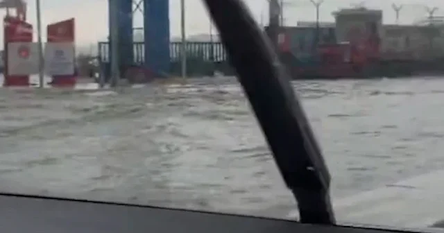 İstanbul da Harem Sahil Yolu nu su bastı VİDEO İZLE