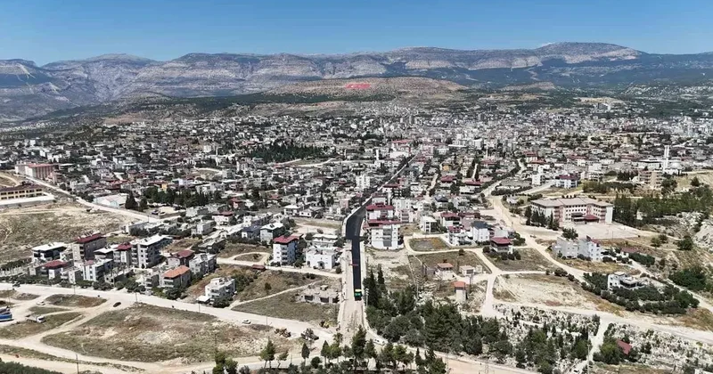 Mut’ta yağışın bozduğu yollar yenilendi