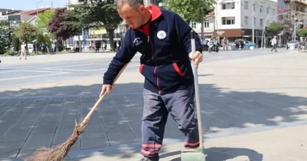 Düzce haberleri Altın dolu çantayı polise teslim eden temizlik işçisi ödüllendirildi 04 Temmuz 2026