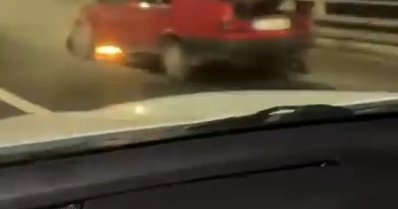 Tofaş marka otomobil köprünün üzerinde alev aldı