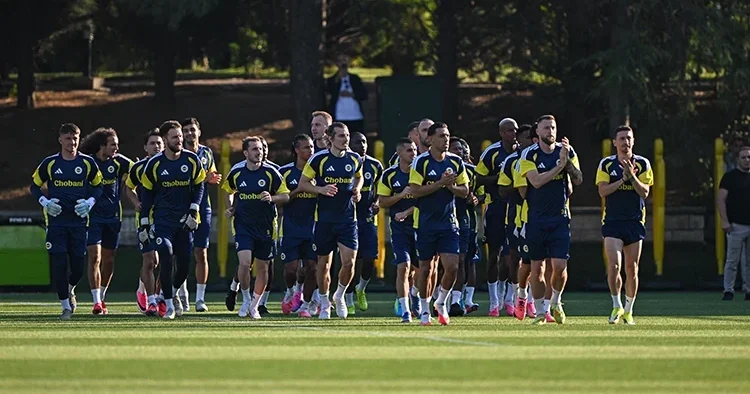 Fenerbahçe, Sturm Graz maçı öncesi son antrenmanını taraftara açık yaptı