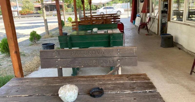 Kahvehane önünde kahvaltı yapan aileden duygulandıran not ve 100 TL