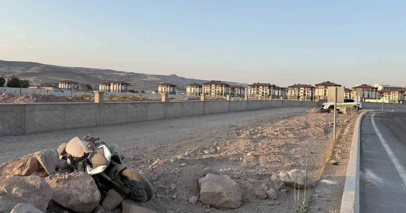 Virajı alamayan motosiklet yoldan çıktı: 2 yaralı