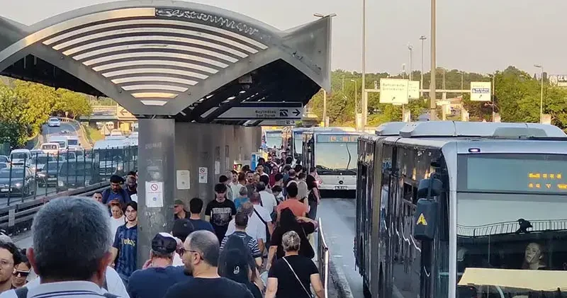 Bahçelievler de metrobüsün çarptığı kadın ağır yaralandı