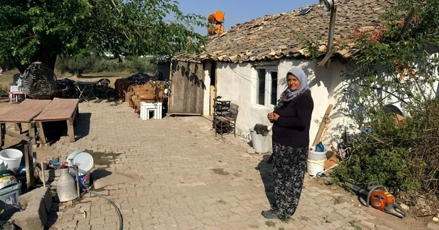 Antalya da hortumun evsiz bıraktığı aile korkudan eve giremiyor bahçede yaşıyor Biz depremzedelere sadece üzülmüşüz onları anlamamışız Antalya Haberleri Habertürk Yerel Haberler