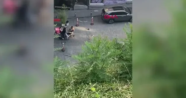 Beyoğlu’nda yarı çıplak motosikletin önüne atladı: Duba ve sopalarla meydan dayağı yedi