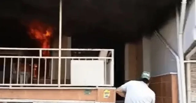 4 katlı evin giriş katında çıkan yangına ilk müdahaleyi vatandaşlar yaptı Bursa Haberleri Habertürk Yerel Haberler