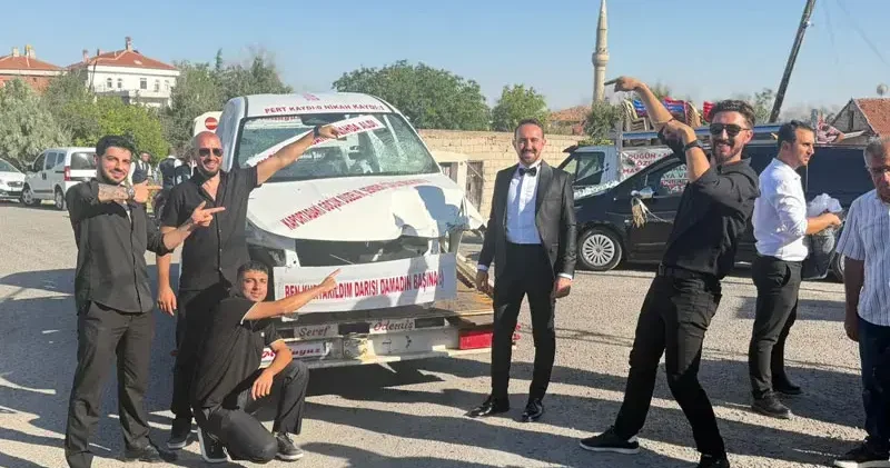 Düğünde arkadaşları, damada hurda otomobil hediye etti