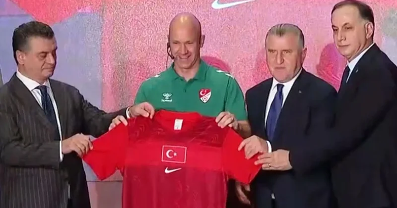 Anthony Taylor a Milli Takım forması hediye edildi! Herkes aynı detaya takıldı