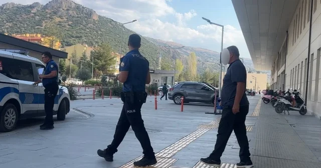 Komşular arasında araç park kavgası kanlı bitti: Baba oğul bıçaklandı Şüphelinin yakınları sağlık kontrolü sırasında gazetecilerin görüntü almasını engellemeye çalıştı Burdur Haberleri Habertürk Yerel Haberler