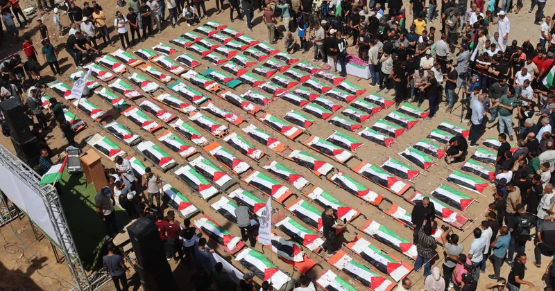 Gazze de enkazdan çıkarılan 112 Filistinli son yolculuğuna uğurlandı