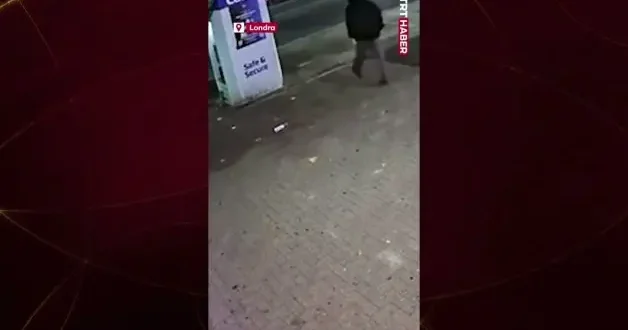 Londra da film gibi soygun: ATM yi çekiçle parçalayıp arabayla yerinden söktüler