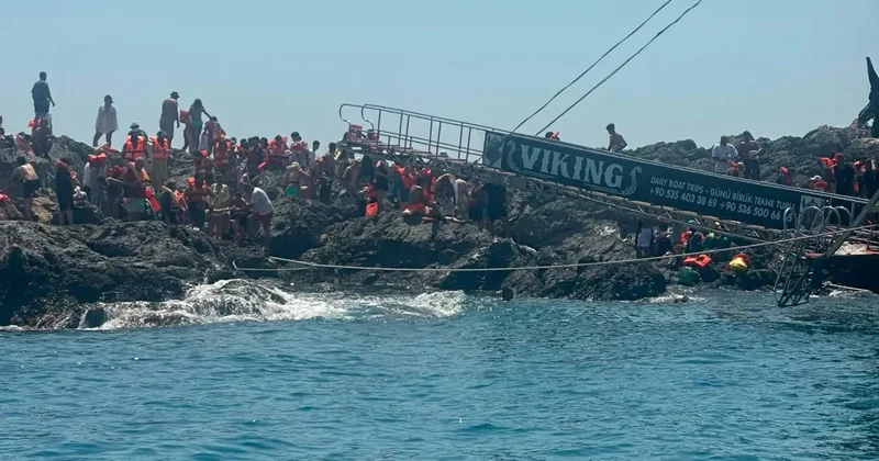 Fethiye de gezi teknesinde korku dolu anlar! 100 yolcu tahliye edildi
