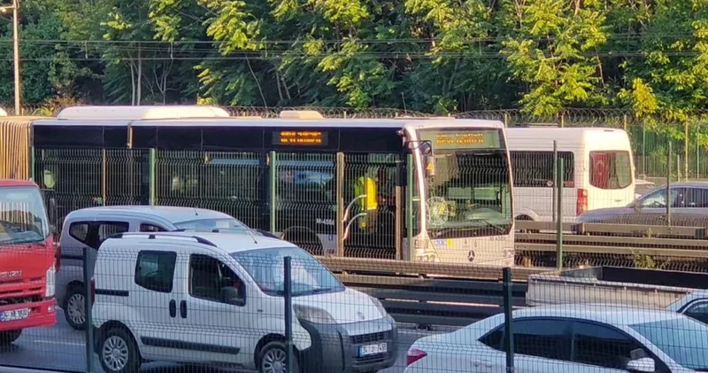 Şirinevler durağında yola düşen kadına seyir halindeki metrobüs çarptı Son dakika haberleri